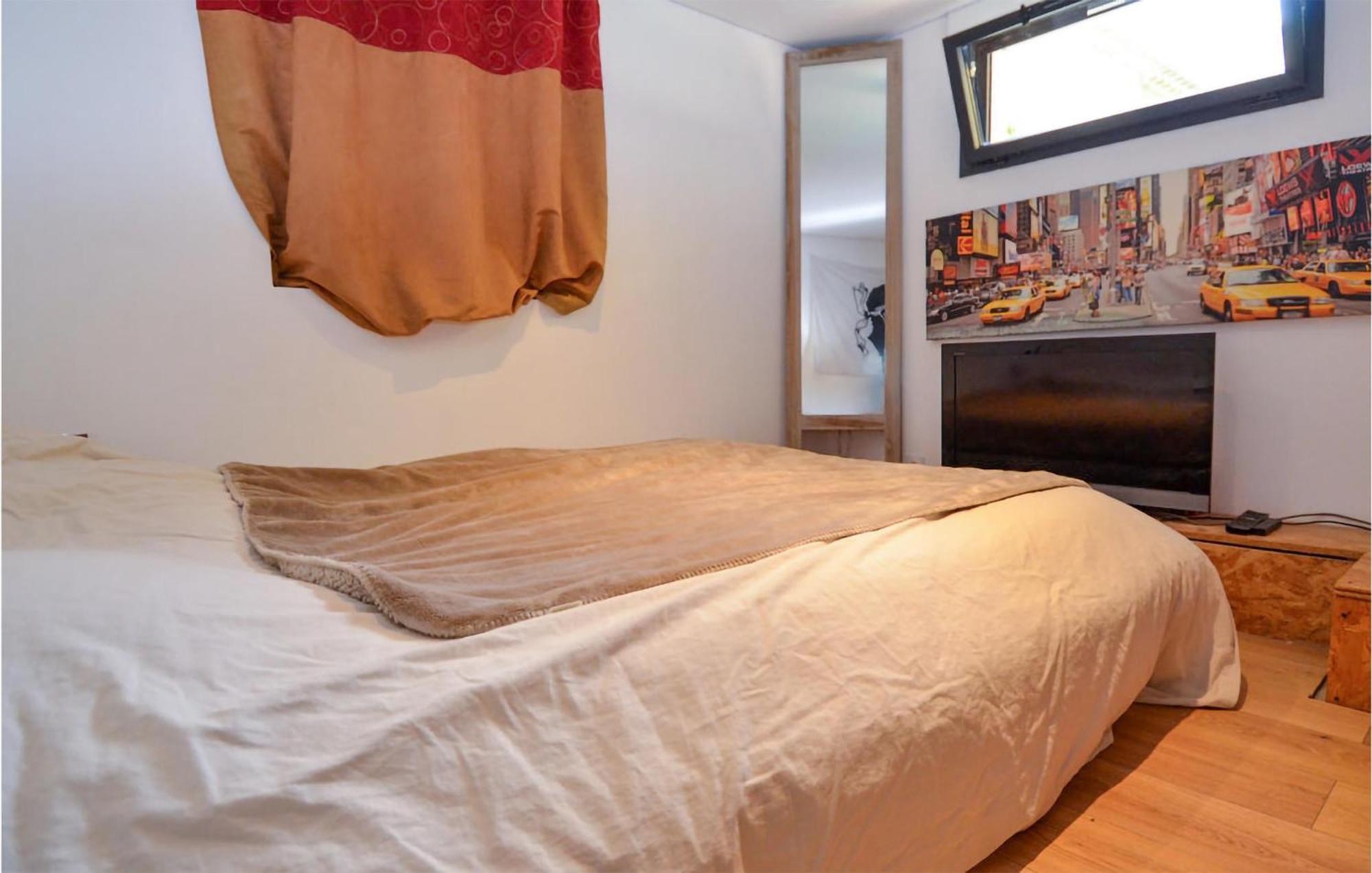 Awesome Apartment In Pujaut With Swimming Pool Bagian luar foto